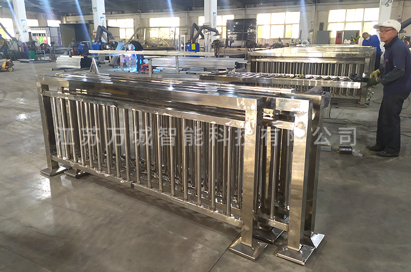 提升候車亭安全性不銹鋼護(hù)欄生產(chǎn)制造中